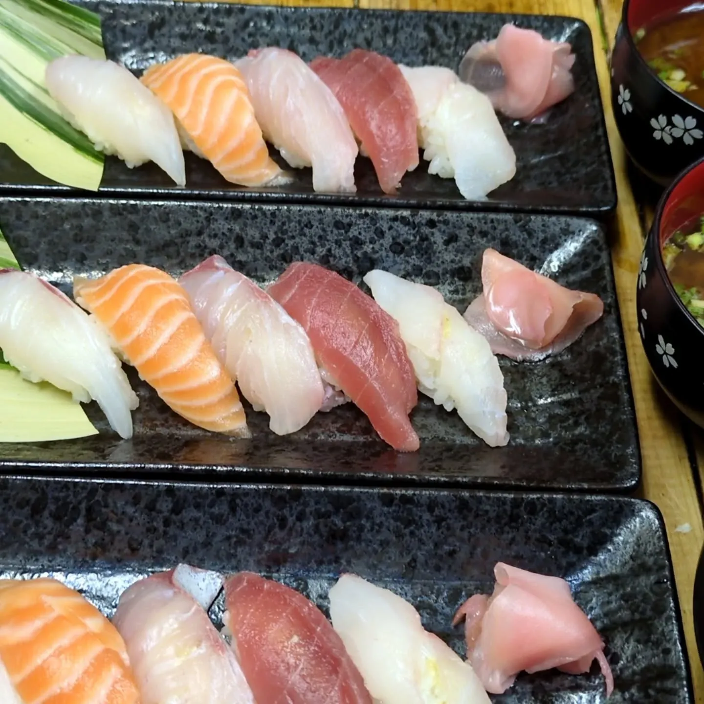 🍣🌿 美味しいお鮨を楽しむなら、当店へどうぞ！天然の魚を使用...